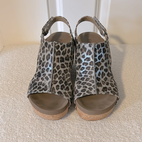 Corkys Women's Metallic Gold Leopard Sandal Size 7 - Picture 2 of 6